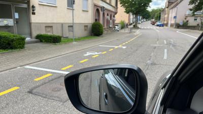 Ein Behindertenparkplatz mitten auf dem Radweg? Die Stadtverwaltung hielt das in Eutingen für eine gute Idee.