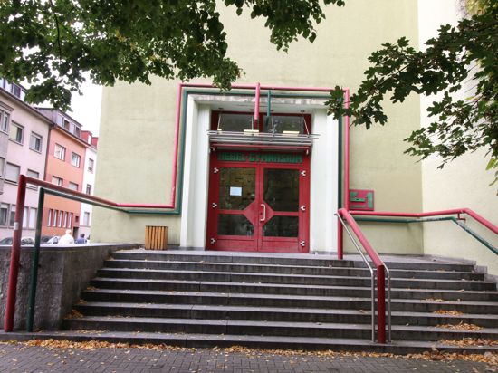 Der Eingang des Hebel-Gymnasiums ist zu sehen mit roter Tür und der Treppe davor.