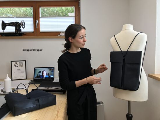 Produktdesignerin Nicola Burggraf an der Puppe und Elena Burggraf per Skype zugeschaltet ins Atelier in Bad Liebenzell wo Taschen aus Korkeiche konzipiert und genäht werden. 