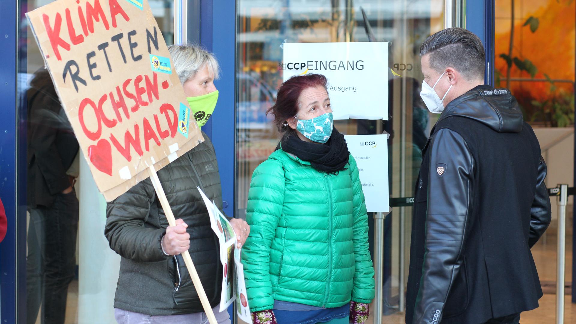 Vor der Entscheidung im Rat: Umweltschützer mit Plakaten im Gespräch mit CDU-Stadtrat Jörg Augenstein