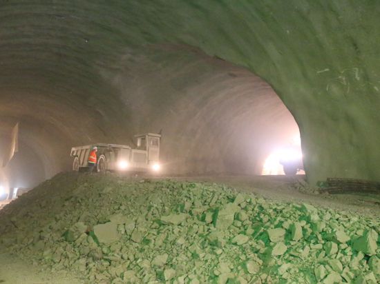 Bauarbeiten im neuen Arlinger Tunnel für die Westtangente