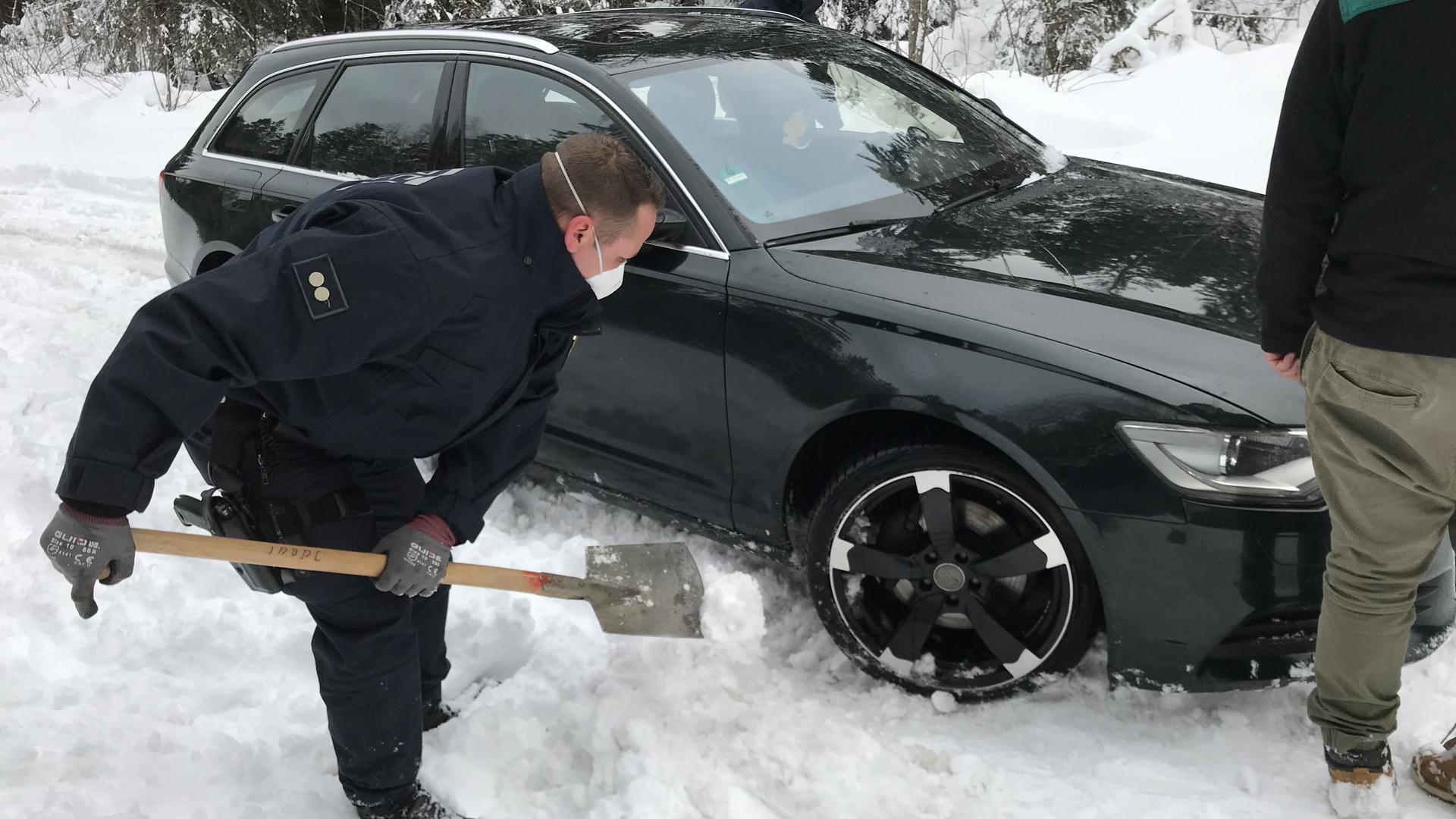 Freund und Pannenhelfer: Robert Gruß räumt mit seinem Spaten einen Audi frei, der im Neuschnee liegengeblieben ist. Derartige Einsätze hatte der Bereitschaftspolizist aus Kraichtal am Wochenende öfters.