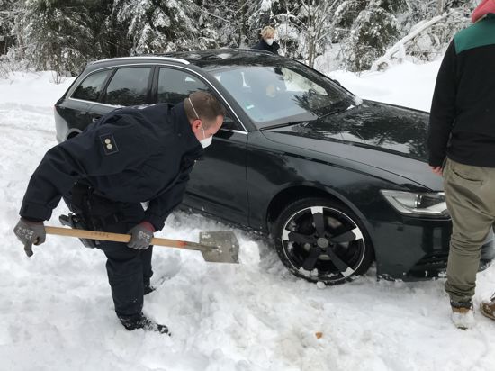 Freund und Pannenhelfer: Robert Gruß räumt mit seinem Spaten einen Audi frei, der im Neuschnee liegengeblieben ist. Derartige Einsätze hatte der Bereitschaftspolizist aus Kraichtal am Wochenende öfters.