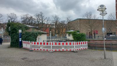 Lücke auf PforzheimerWaisenhausplatz, wo bis Feb 2023 Trauerweide stand