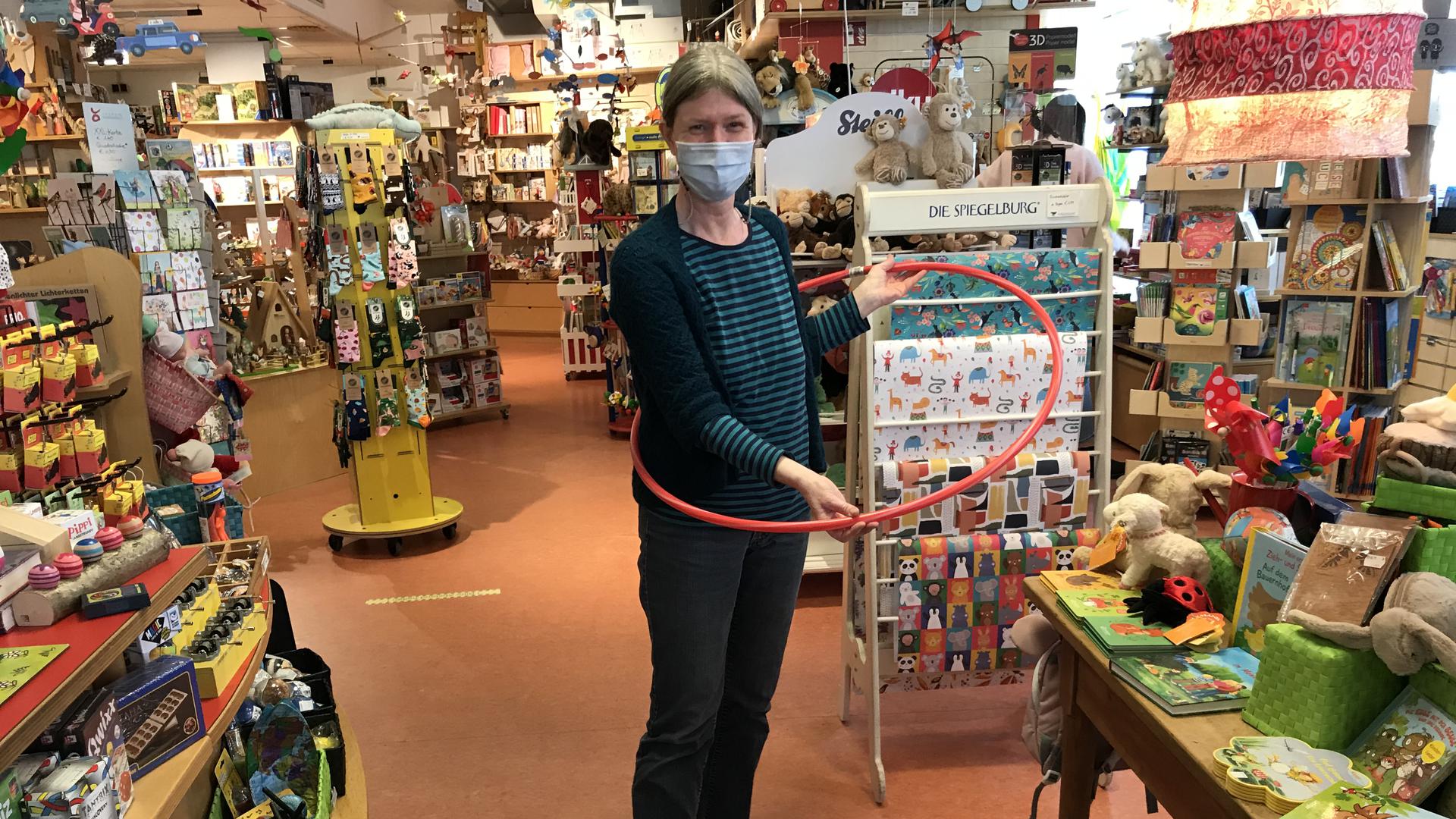 Ungewöhnlicher Trend: So viele Hula-Hoop-Reifen wie nie hat Nora Hahn im Pforzheimer Laden „Kinderglück“ verkauft. Auch sie befürchtet, dass es mit „Click&Meet“ bei ihr bald vorbei ist.