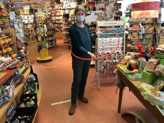 Ungewöhnlicher Trend: So viele Hula-Hoop-Reifen wie nie hat Nora Hahn im Pforzheimer Laden „Kinderglück“ verkauft. Auch sie befürchtet, dass es mit „Click&Meet“ bei ihr bald vorbei ist.