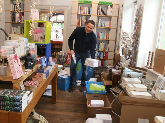 Von wegen Freizeit: Uwe Mumm hat zwar sein Geschäft geschlossen. Sein Buchhandel läuft dennoch mit Volllast weiter.