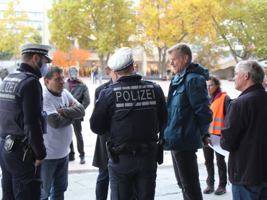Die Polizei kontrolliert die Maskenpflicht bei der Corona-Demo auf dem Pforzheimer Marktplatz.