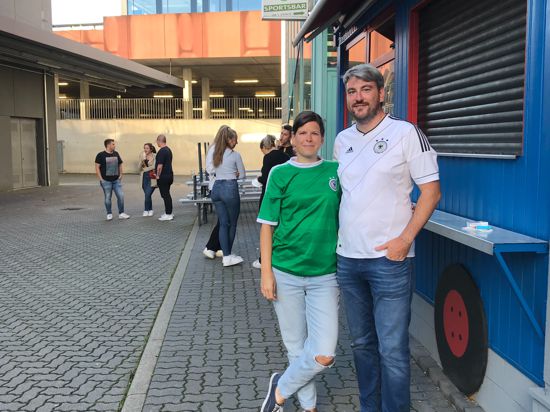 Die gute Laune nicht verloren: Marco Dannwolf und Michaela Larsen haben das Spiel im Irish Pub in Pforzheim geschaut. Nun wollen sie einer anderen Mannschaft die Daumen drücken.