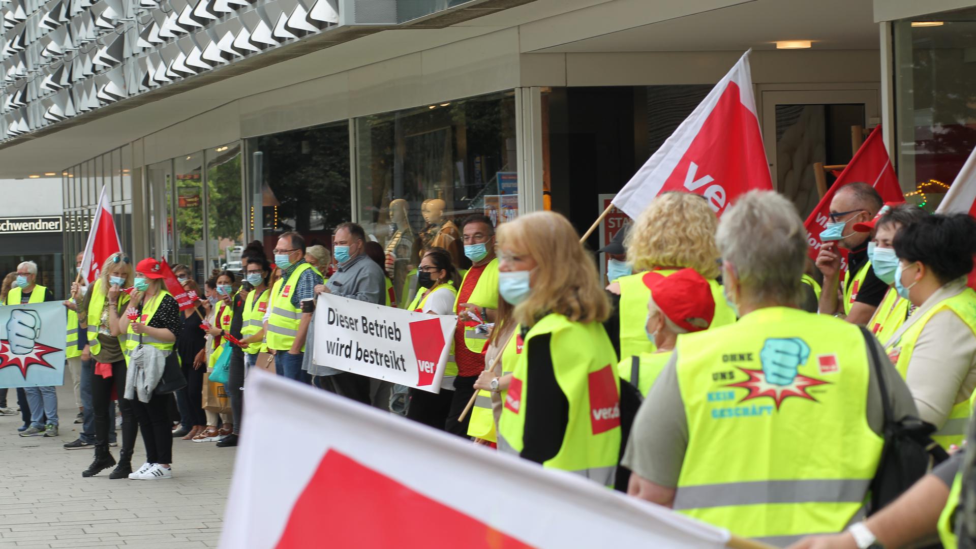 Warnstreik in der Fußgängerzone: Streikende aus dem Einzelhandel am Freitagmorgen vor Galeria Kaufhof in Pforzheim