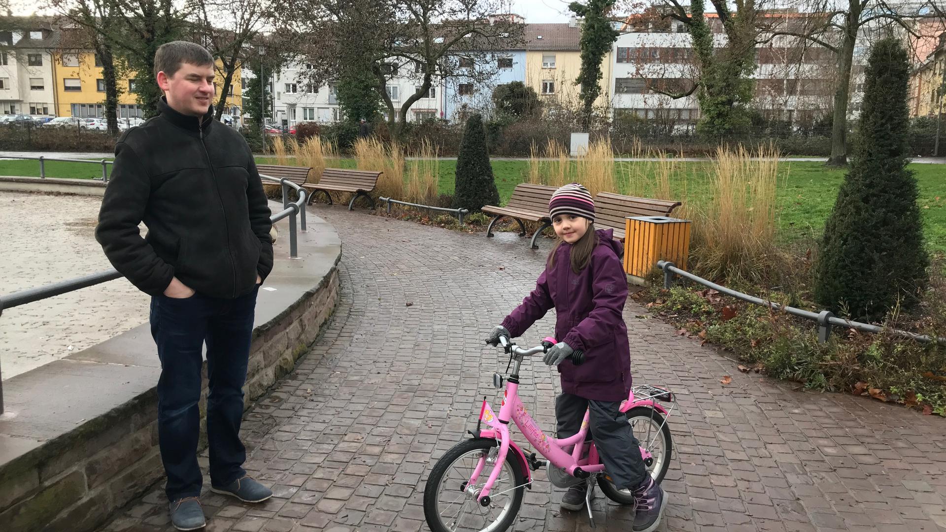 Vater mit Tochter im Pforzheimer Stadtpark