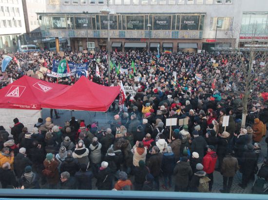 3.000 Menschen kamen am Samstag auf den Leopoldplatz zur Kundgebung gegen rechts.