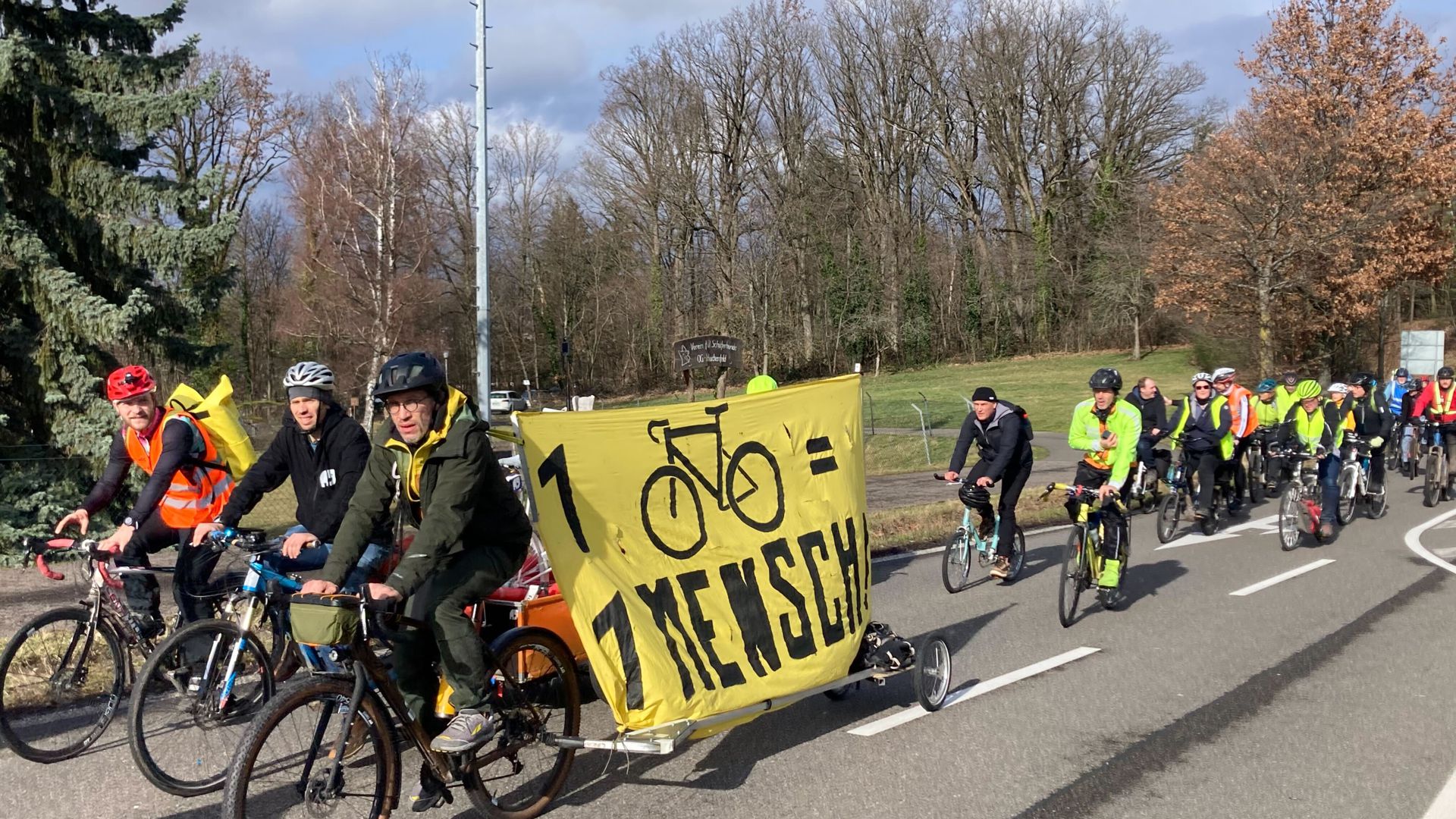 Hunderte Radfahrer erweisen bei einer Gedenkfahrt dem getöteten Radaktivisten Andreas Mandalka aus Pforzheim die letzte Ehre. 