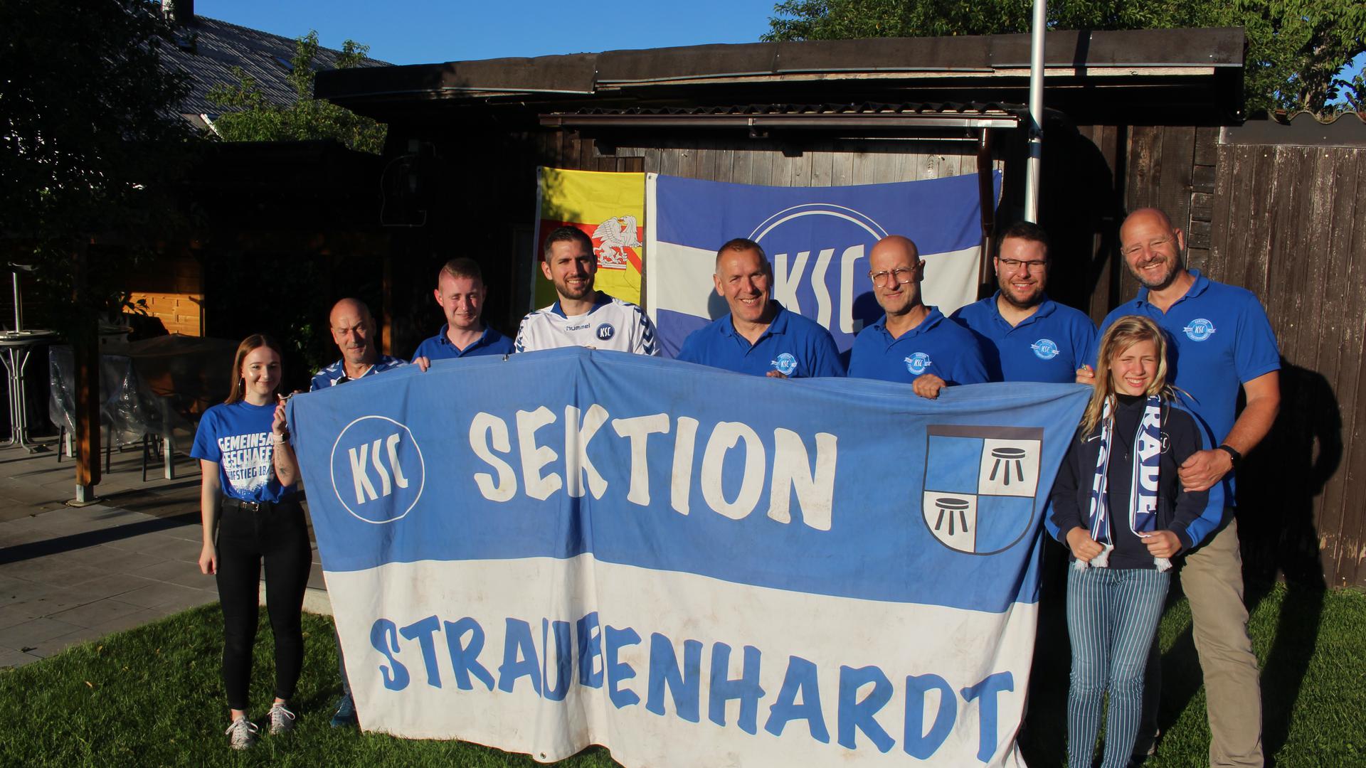 Die Mitglieder des KSC-Fanclub Straubenhardt fahren regelmäßig zu Heim- und Auswärtsspielen der Blau-Weißen. Zur Fußball-Weltmeisterschaft haben sie eine kritische Meinung.