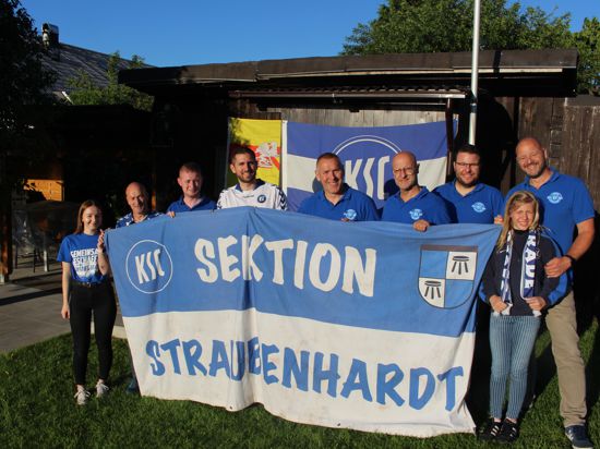 Die Mitglieder des KSC-Fanclub Straubenhardt fahren regelmäßig zu Heim- und Auswärtsspielen der Blau-Weißen. Zur Fußball-Weltmeisterschaft haben sie eine kritische Meinung. Foto: 