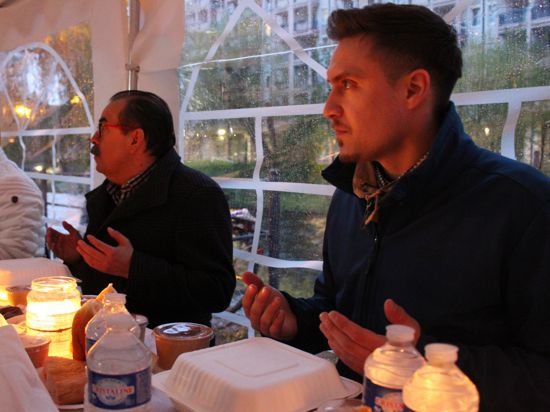 Sadik Cindemir betet vor dem Fastenbrechen. Neben ihm sitzt Mümin Karaca, der Vorstand des Türkischen Eltern Vereins Pforzheim und Umgebung. 