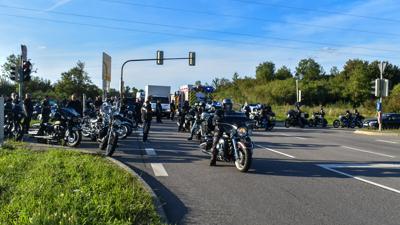 Viele Motorradfahrer waren am Wochenende auf im Pforzheimer Norden unterwegs, die das Jubiläumsfest des Lobo Motorcycle Club besuchten. Am Samstag kam es auf der Bundesstraße B294 zu einem Unfall, als ein Motorradfahrer zwei Autos ausweichen wollte, die zusammengestoßen waren .