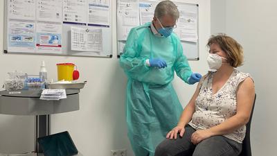 Auffrischung: Karina Göttler holt sich in der Impfstelle bei dem Pforzheimer Arzt Uwe Hassepaß einen Booster als Schutz gegen das Coronavirus.