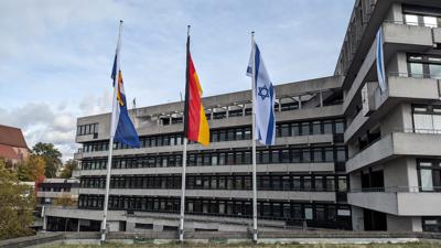 Eine neue Israel-Flagge am Pforzheimer Rathaus