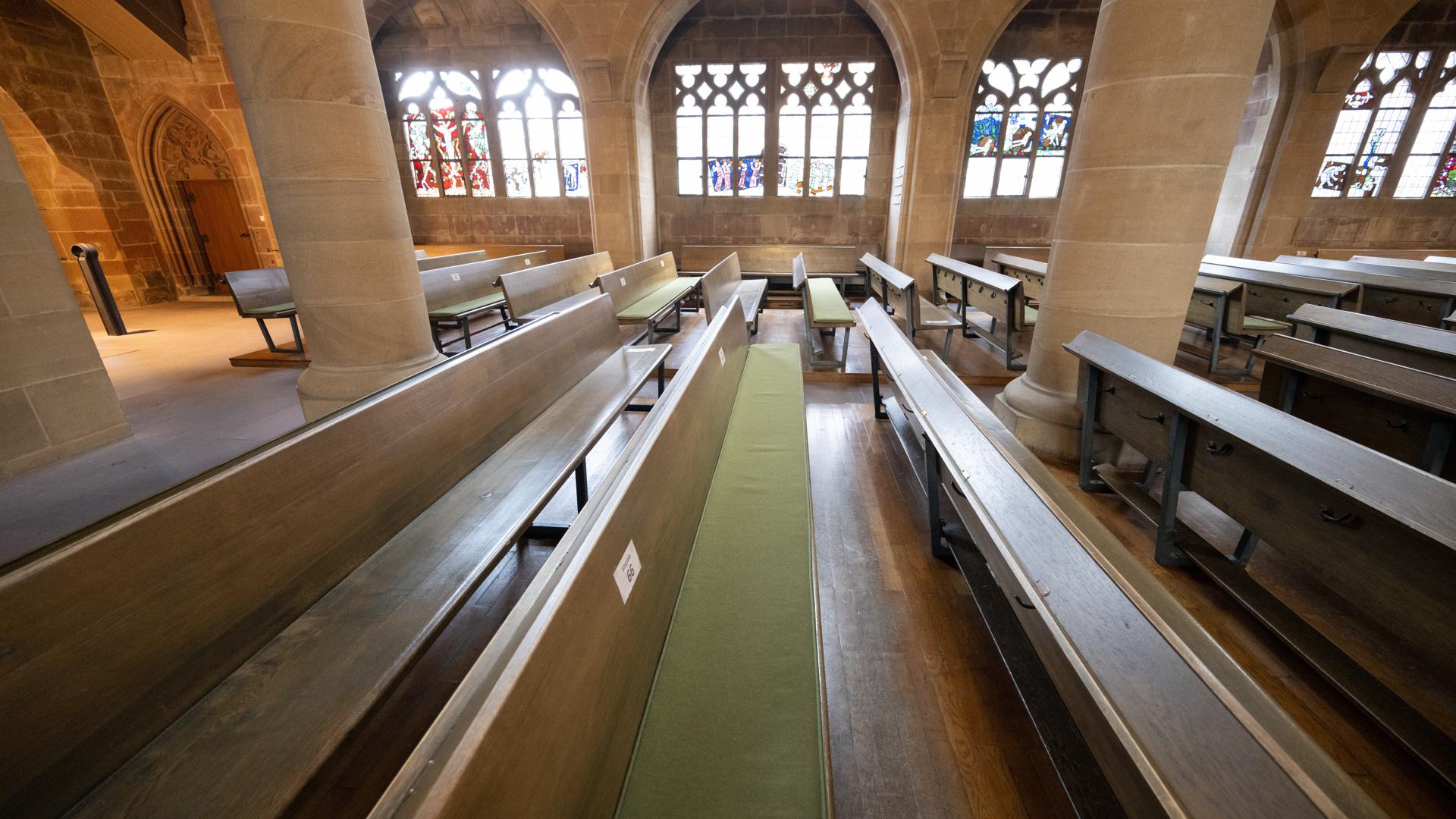 In einer Kirche sind die Bänke während der Öffnungszeit unbesetzt.