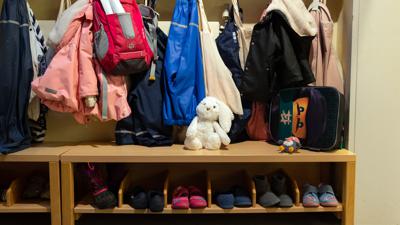 In der Garderobe in einer Kindertagesstätte (Kita) hängen Kinderjacken. (zu dpa «Kita-Gipfel berät über abgesenkte Standards») +++ dpa-Bildfunk +++