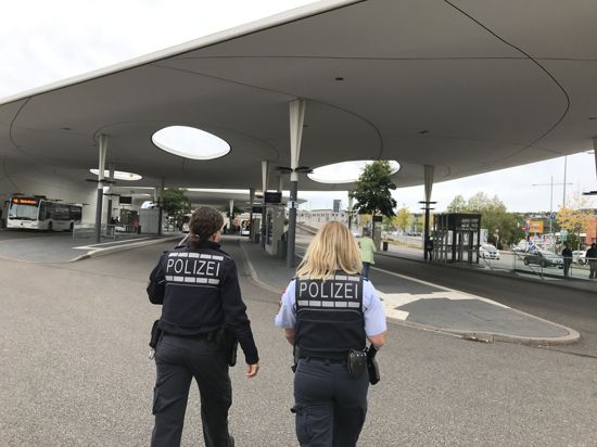 Zwei Polizistinnen laufen auf den Busbahnhof in Pforzheim zu.
