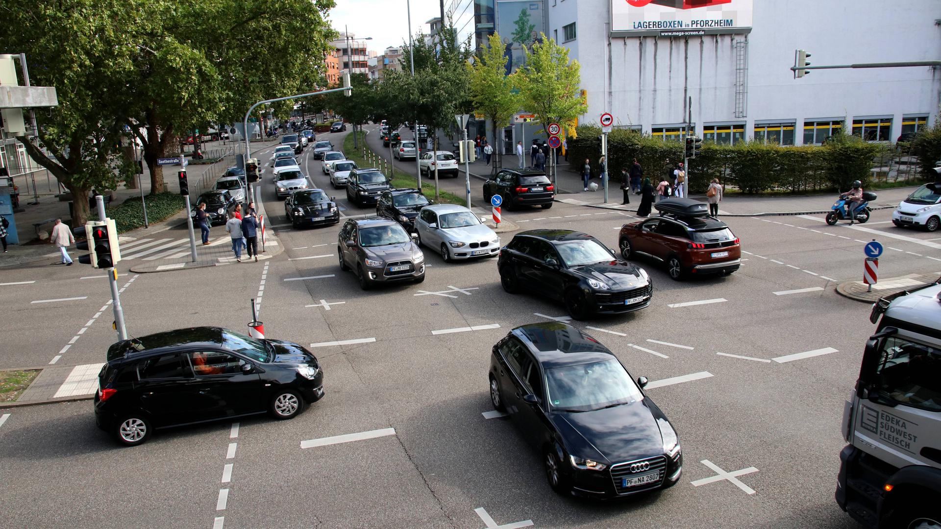 Viele Autos in der Kreuzung Zerrenner/Goethestraße Pforzheim