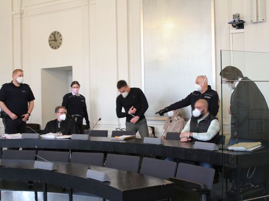 Belasteten sich gegenseitig: Beim Prozessauftakt im Landgericht Karlsruhe zum Überfall auf den Mann im Pforzheimer Laubgäßchen schilderten die beiden Angeklagten (Zweiter und Vierter von rechts) unterschiedliche Versionen von der Tat. 