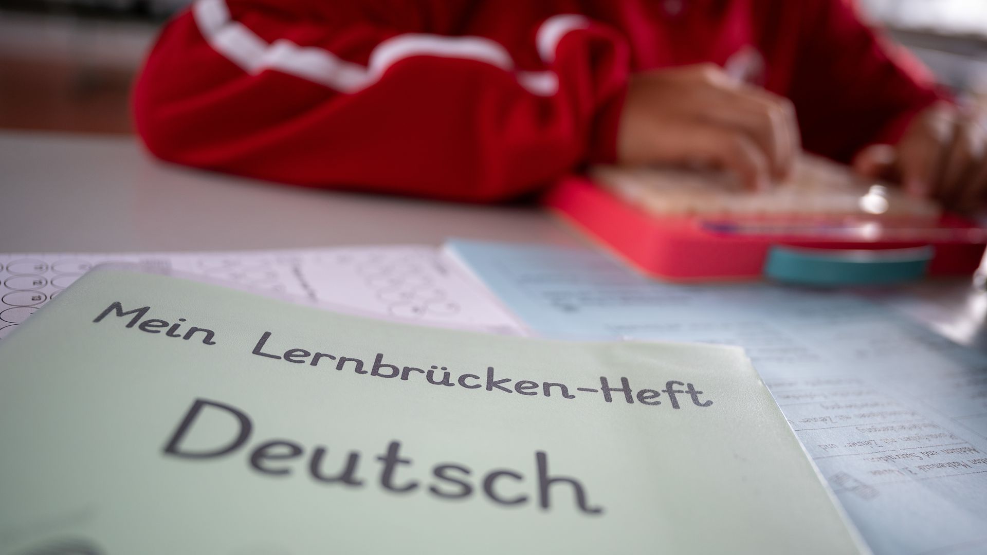 31.08.2020, Baden-Württemberg, Hemmingen: Ein Heft, auf dem "Mein Lernbrückenheft Deutsch" steht, liegt am ersten Tag der sogenannten "Lernbrücken" in einer Grundschule auf einem Tisch. 