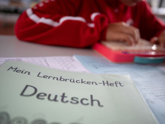 31.08.2020, Baden-Württemberg, Hemmingen: Ein Heft, auf dem "Mein Lernbrückenheft Deutsch" steht, liegt am ersten Tag der sogenannten "Lernbrücken" in einer Grundschule auf einem Tisch. 