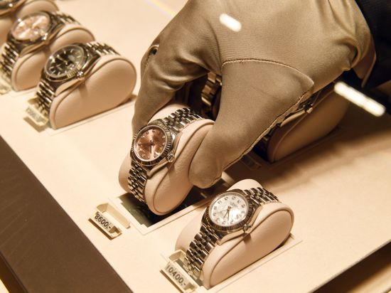 Zum Themendienst-Bericht von Philipp Laage vom 9. Dezember 2020: Rolex-Uhren in einem Kaufhaus in München - viele Modelle des Herstellers sind so begehrt, dass es lange Wartelisten gibt.