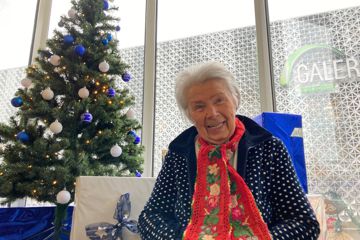 Vorweihnachtliche Freude für Helga Marquardt, die die Redaktion des Pforzheimer Kurier besucht. Sie hat erfahren, dass die Bahn sie nicht wegen angeblichen Schwarzfahrens belangen will.  