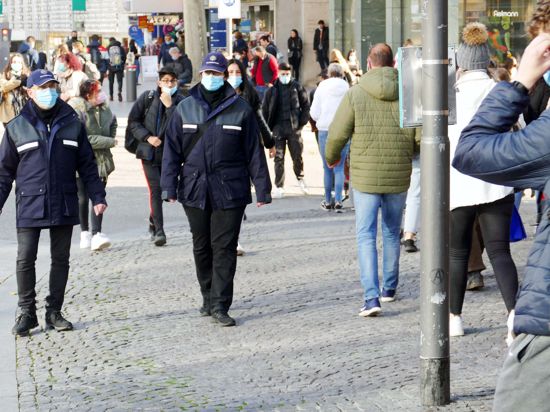 Zwei UNiformierte durchqueren zur Masken-Kontrolle die Innenstadt.