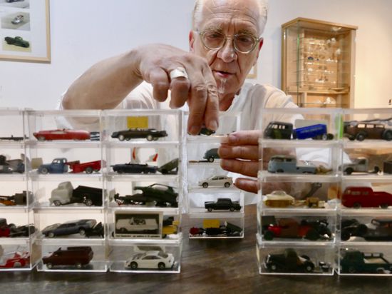 Stapelware: In den Originalboxen verwahrt René Lang seine kleinen Schätze. Viele seiner Modellautos hat der Designer nach seinem Geschmack umgestaltet.