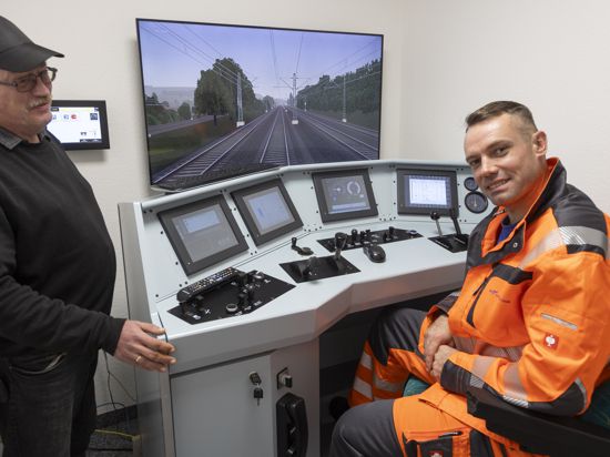 Einen Teil seiner Umschulungsmaßnahme absolvierte Alexej Tide (rechts) am Simulator bei den BM-Bahndiensten in Durlach unter Ausbilder Helmut Müller (links).