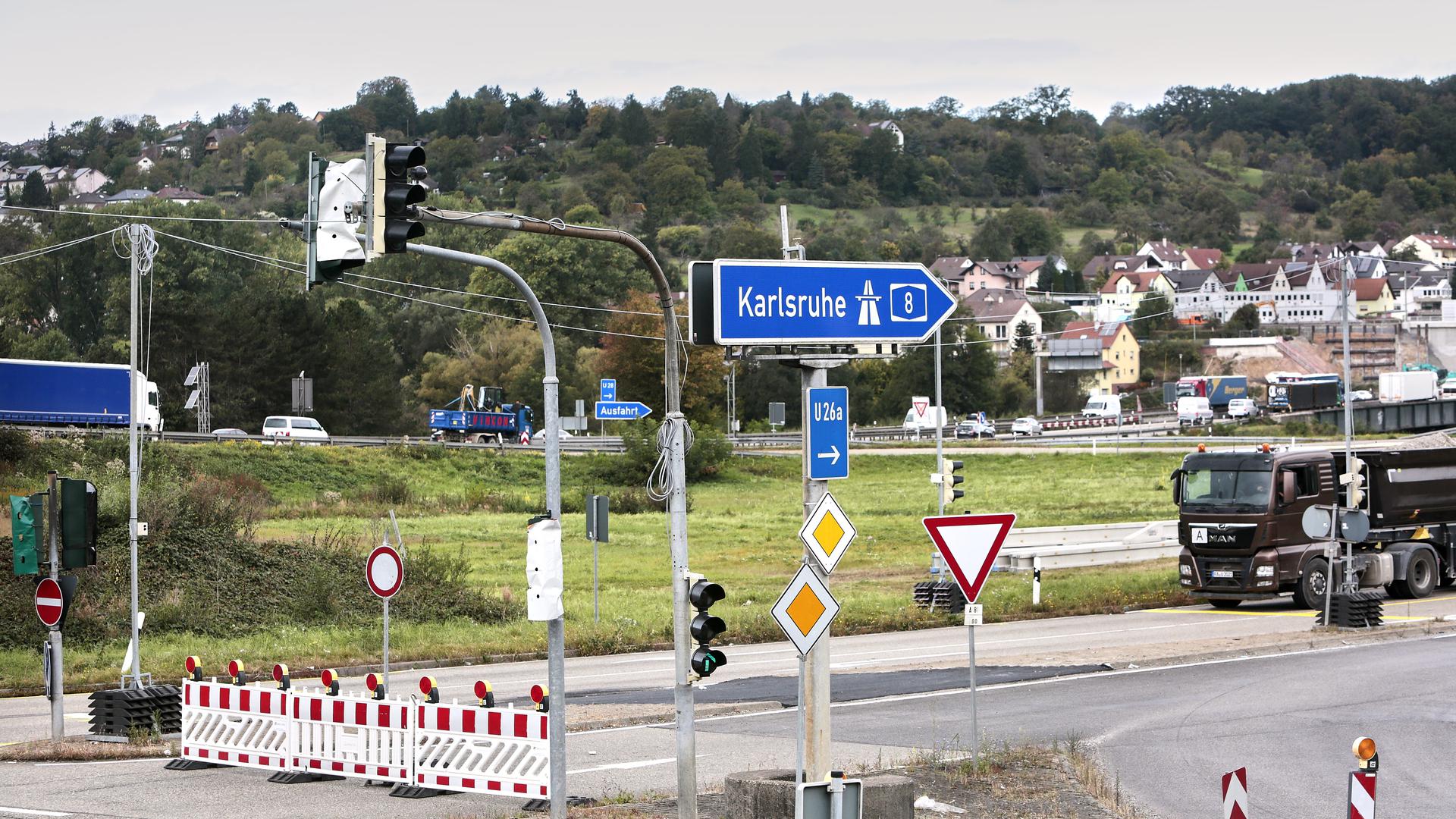 Autobahnausbau A8. Die Anschlussstelle Pforzheim-Ost ist von Pforzheim kommend Fahrtrichtung Karlsruhe gesperrt