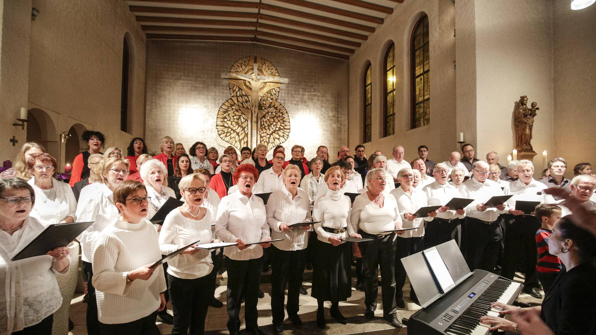 In der katholischen Kirche Liebfrauen Niefern. Beim Weihnachtskonzert der Chorgemeinschaft Niefern singen gemischter Chor, Männerensemble „6 für 4“ und PuSCH-Chor zusammen.