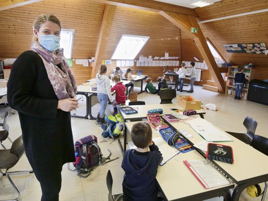 Notbetreuung an der Grundschule (Kirnbachschule GWRS) während der Corona-Pandemie. Lehrerin Miriam Koch mit den KIndern der Klassenstufe 1.