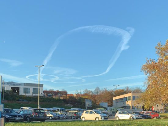 Was ist denn das? Am Mittwochnachmittag waren diese Streifen am Himmel über Pforzheim zu sehen. Manche dachten an ein Auto, andere an einen Radfahrer - oder noch anderes.