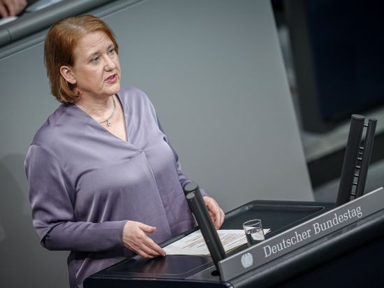 Lisa Paus (Bündnis 90/Die Grünen), Bundesministerin für Familie, Senioren, Frauen und Jugend, spricht bei der Sitzung des Bundestags. Thema ist die Änderung des Schwangerschaftskonfliktgesetzes. +++ dpa-Bildfunk +++