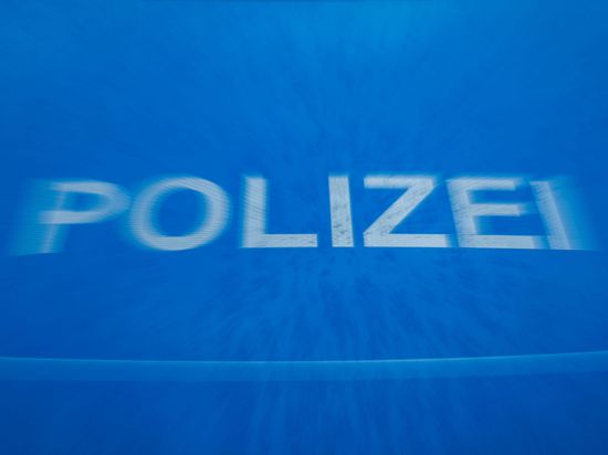Schriftzug „Polizei“ auf der Motorhaube eines Funkstreifenwagens.
