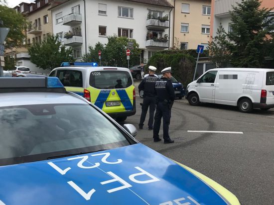Polizeibeamte vor der Pforzheimer Südstadtschule