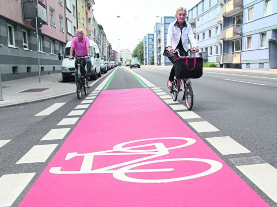 Die Östliche Karl-Friedrich-Straße erhielt im Zuge des Radverkehrskonzepts von 2013 einen Fahrradstreifen.