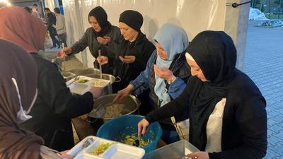 Bohneneintopf, Reis und dazu Salat: Ehrenamtliche Helferinnen unterstützen das abendliche Fastenbrechen in der Pforzheimer Fatih-Moschee bei der Essensausgabe. 