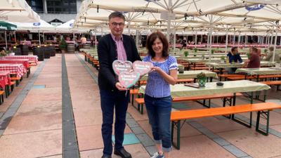 Oliver Reitz und Annette De Gaetano von der Wirtschaft und Stadtmarketing Pforzheim (WSP) geben sich zufrieden mit der ersten Hälfte des Oechslefests.