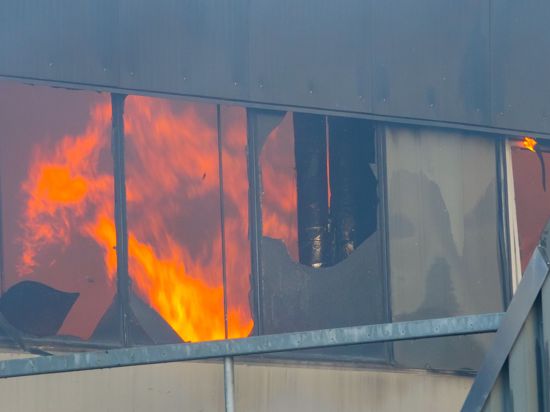 Halle in Flammen: Am Dienstagnachmittag brach in einer Lagerhalle der Pforzheimer Firma Alba ein Feuer aus. 