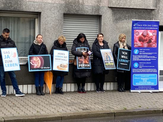 Plakate und Fotos zeigen die Abtreibungsgegner der Gruppe „40 Days for Life“ bei ihren Protestaktionen bei der Pforzheimer Beratungsstelle Pro Familia. 