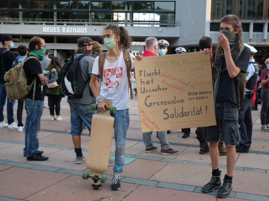 Demonstranten auf dem Pforzheimer Marktplatz zur Seebrücke