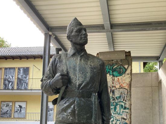 Die Skulptur eines Soldaten der Nationalen Volksarmee steht vor dem DDR Museum Pforzheim in der Hagenschießstraße. 