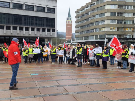 Streikende in Pforzheim vor dem Rathaus